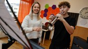 Christina Eberl gibt Johannes Zauner jetzt im Seniorenheim Trompetenunterricht.