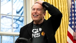 US-Milliardär Elon Musk bezeichnet das Steuervorhaben Donald Trumps als „widerliche Abscheulichkeit“. (Bild: AFP/JIM WATSON)