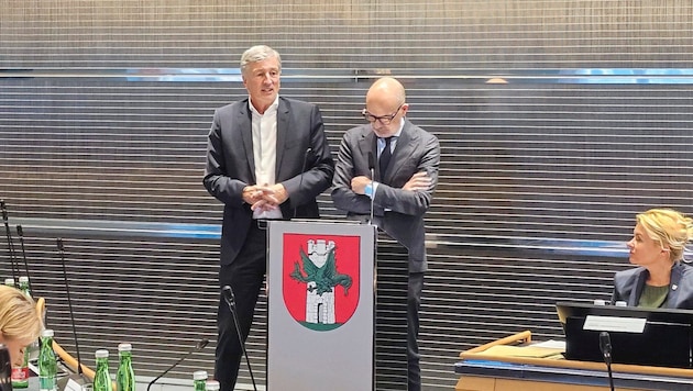 Harald Kogler and Peter Pilz from the Consolidation Advisory Board had bad news for the members of Klagenfurt City Council. (Bild: Tragner Christian)