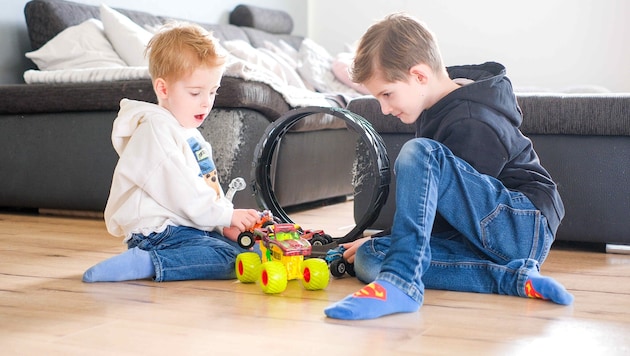 Like his brother Jonas, Nico (left) suffers from Hirschsprung's disease. (Bild: Horst Einöder/Flashpictures)