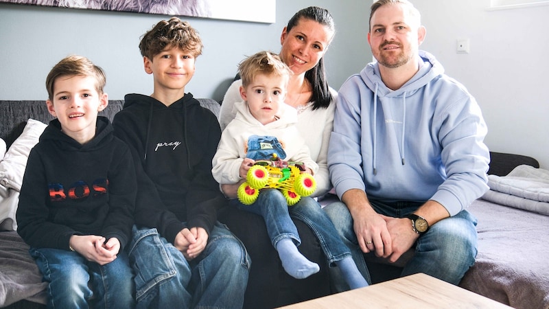 Jonas (7), Thiago (11) und Nico (3) mit den Eltern Tina und Jan Leopoldseder (Bild: Horst Einöder/Flashpictures)