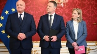 ÖVP-Chef Christian Stocker, SPÖ-Chef Andreas Babler und NEOS-Bundesparteichefin Beate Meinl-Reisinger (Bild: APA/MAX SLOVENCIK)