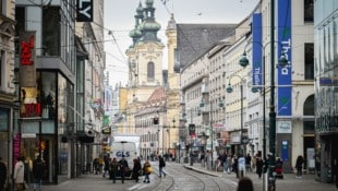 Am 28. 11. ist Black Friday, also „schwarzer Freitag“. An diesem Tag bietet der Handel, etwa auf ...