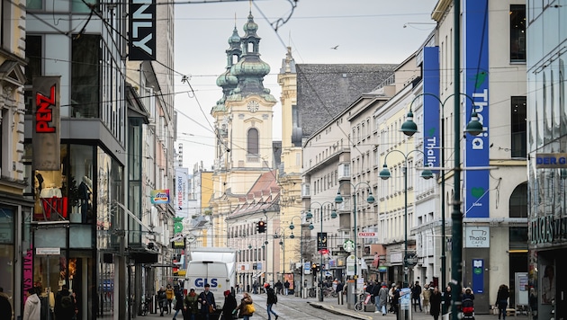 Am 28. 11. ist Black Friday, also „schwarzer Freitag“. An diesem Tag bietet der Handel, etwa auf ...