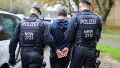 Bei einer Razzia im Vorjahr im Brennpunkt-Wohnhaus „Weißer Riese“ in Duisburg ist ein Sozialbetrug in großem Stil aufgedeckt worden. Es gab mehrere Festnahmen. (Bild: APA/dpa/Christoph Reichwein)