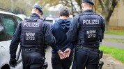 Bei einer Razzia im Vorjahr im Brennpunkt-Wohnhaus „Weißer Riese“ in Duisburg ist ein ...