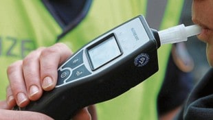 Schwer alkoholisiert war eine Autolenkerin, die in Villach Sachschaden verursachte. (Bild: rubra)