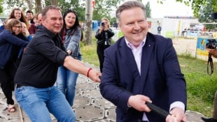 Am Donauinselfest 2023 zog man noch an einem Strang – nun ringen Andreas Babler und Michael Ludwig um Ministerposten. (Bild: APA/FLORIAN WIESER)