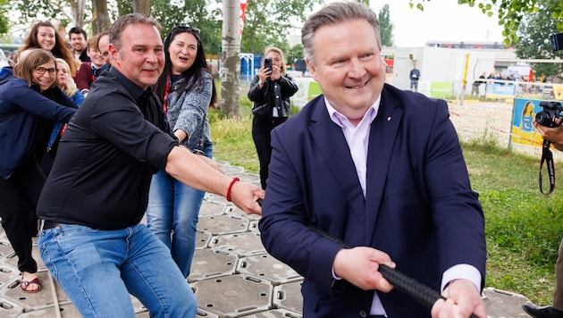 Am Donauinselfest 2023 zog man noch an einem Strang – nun ringen Andreas Babler und Michael Ludwig um Ministerposten. (Bild: APA/FLORIAN WIESER)