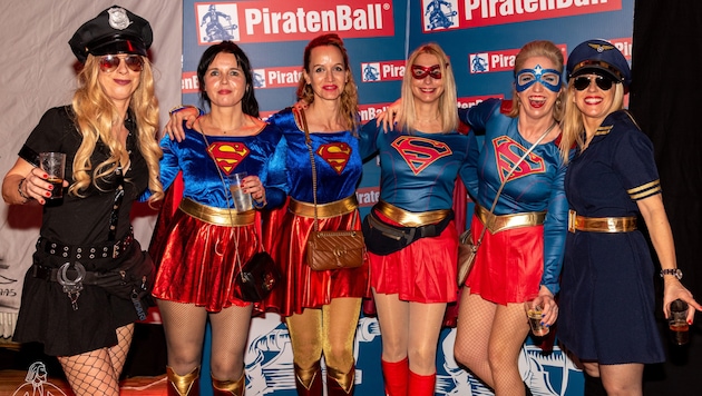 A red nose alone is not enough to dress up at the Pirate Ball - the costumes here are really great. (Bild: Piratenball/Bernd Rechberger)