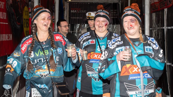 Auch sportlich geht‘s zu – wie bei diesen zahnlückenhaften Eishockey-Spielerinnen, die die Hände ...