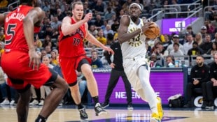 Jakob Pöltls Raptors mussten sich Pascal Siakam (r.) und Co. geschlagen geben. (Bild: Copyright 2025 The Associated Press. All rights reserved)