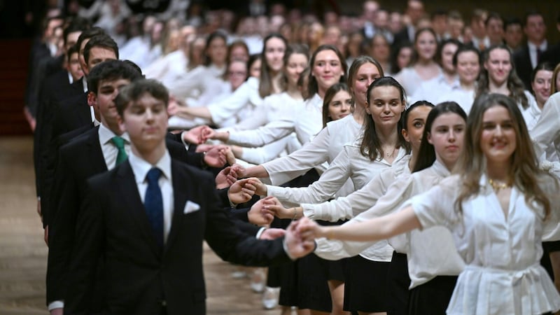 Debütantenpaare am Mittwoch (Bild: APA/ROLAND SCHLAGER)