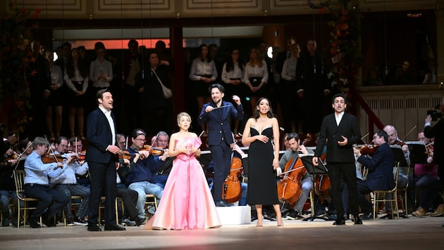 Tenor Daniel Jenz, Sopranistin Maria Nazarova, Sopranistin Nadine Sierra, Tenor Juan Diego Florez (Bild: APA/ROLAND SCHLAGER)