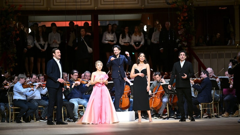 Tenor Daniel Jenz, Sopranistin Maria Nazarova, Sopranistin Nadine Sierra, Tenor Juan Diego Florez am (Bild: APA/ROLAND SCHLAGER)