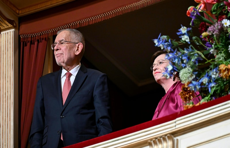 Alexander Van der Bellen und seine Frau Doris Schmidauer (Bild: APA/ROLAND SCHLAGER)