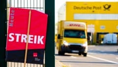 Verdi fordert sieben Prozent höhere Entgelte in einem nur zwölf Monate laufenden Tarifvertrag, der für rund 170.000 Briefträger, Paketboten und andere Logistik-Mitarbeiter gelten würde. (Bild: APA/dpa/Moritz Frankenberg)