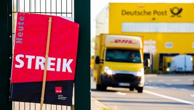 Verdi fordert sieben Prozent höhere Entgelte in einem nur zwölf Monate laufenden Tarifvertrag, der für rund 170.000 Briefträger, Paketboten und andere Logistik-Mitarbeiter gelten würde. (Bild: APA/dpa/Moritz Frankenberg)