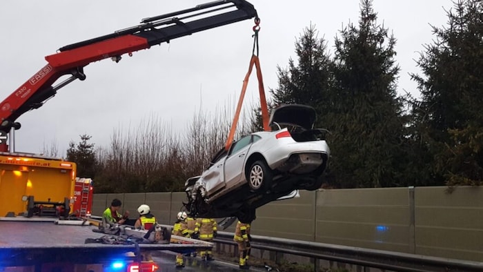Ein Kran barg das Unfallauto