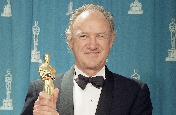 Gene Hackman mit seinem Oscar 1992 für „Erbarmungslos“