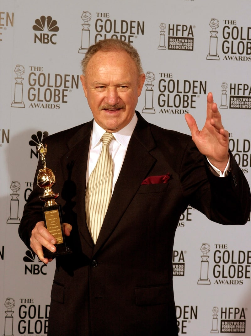 Gene Hackman mit seiner „ Cecil B. DeMille“-Statuette bei den Golden Globes im Jahr 2003 (Bild: AP Photo/Reed Saxon, File)