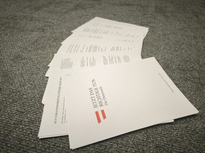 Das 210-Seiten-Programm des Zuckerls trägt auch viel blaue Handschrift.