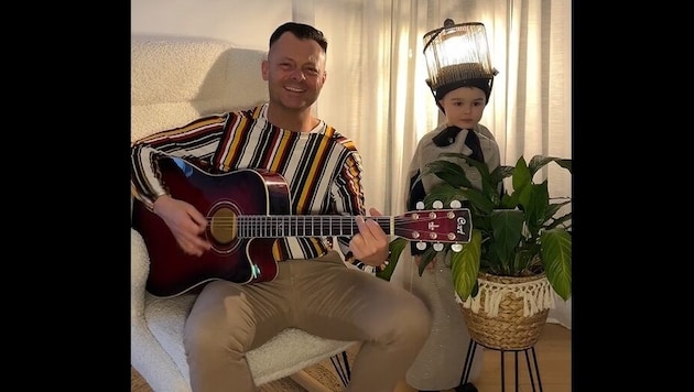 Zwirn frontman Jürgen Maier and his nephew Ben in the million-clicked video clip (Bild: Screenshot Instagram/zwirn.band)