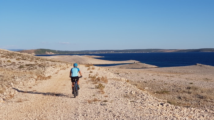 Entdecken Sie die Landschaft der Insel mit dem Fahrrad.