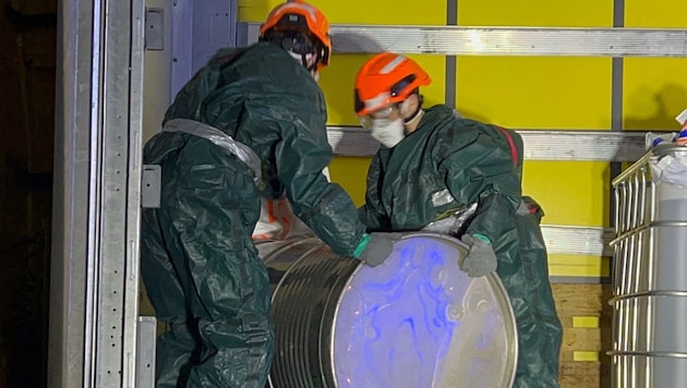 Wearing protective suits, the emergency services unloaded the damaged barrel. (Bild: DOKU-NÖ)