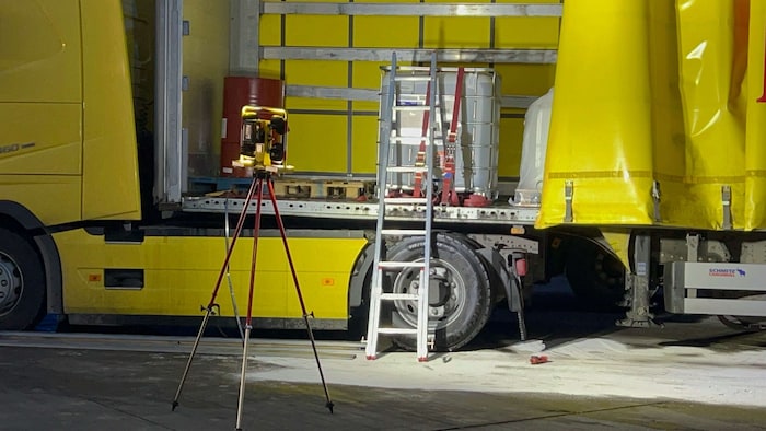 Von der Ladefläche eines Lkw war die zähflüssige, ätzende Substand ausgeronnen.