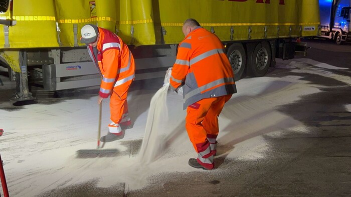 Mitarbeiter der ASFINAG banden die Flüssigkeit aus dem Parkplatz und verhnderten ein Eindringen ...