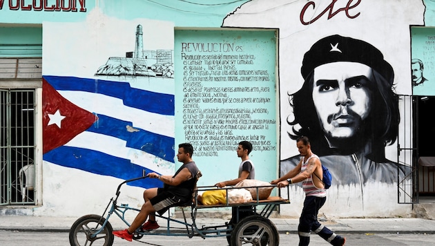 The photo did not immediately become world famous. Alberto Korda's newspaper did not use it at first, as Guevara was not the main character in the planned article. The photo was published in a small format in 1961 to announce a TV address by Guevara as Cuba's Minister of Industry. It began its triumphal march after Che's death ... (Bild: AFP)