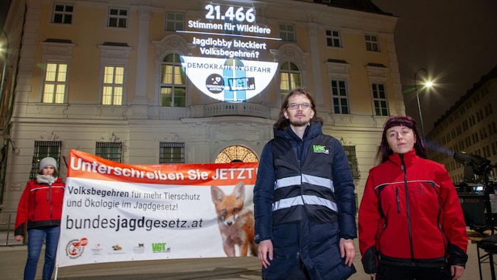 Mit einer nächtlichen Projektion auf das Bundeskanzleramt haben „Tierschutz Austria“ und der ...