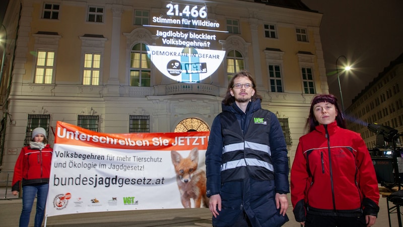 Tierschutz Austria" and the "Verein gegen Tierfabriken" (VGT) promptly made their protest against the authorities' decision public with a night-time projection onto the Federal Chancellery. (Bild: Alois Haunschmidt)