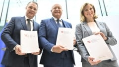 SPÖ-Chef Andreas Babler, ÖVP-Chef Christian Stocker und NEOS-Bundesparteichefin Beate Meinl-Reisinger präsentierten am Donnerstag ihr Regierungsprogramm. (Bild: APA/HANS KLAUS TECHT)