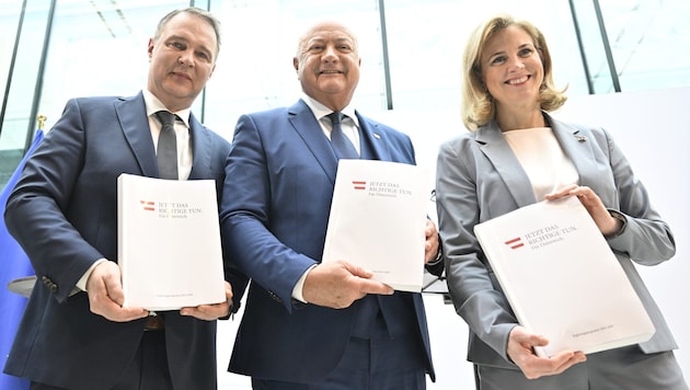 SPÖ leader Andreas Babler, ÖVP leader Christian Stocker and NEOS federal party leader Beate Meinl-Reisinger presented their government program on Thursday. (Bild: HANS KLAUS TECHT)