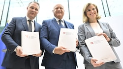 SPÖ-Chef Andreas Babler, ÖVP-Chef Christian Stocker und NEOS-Bundesparteichefin Beate Meinl-Reisinger präsentierten am Donnerstag ihr Regierungsprogramm. (Bild: HANS KLAUS TECHT)