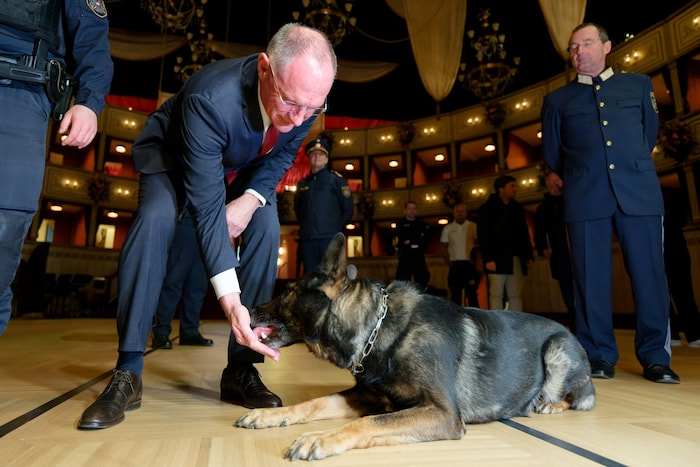 Innenminister Karner mit Spürhund in der Wiener Staatsoper.