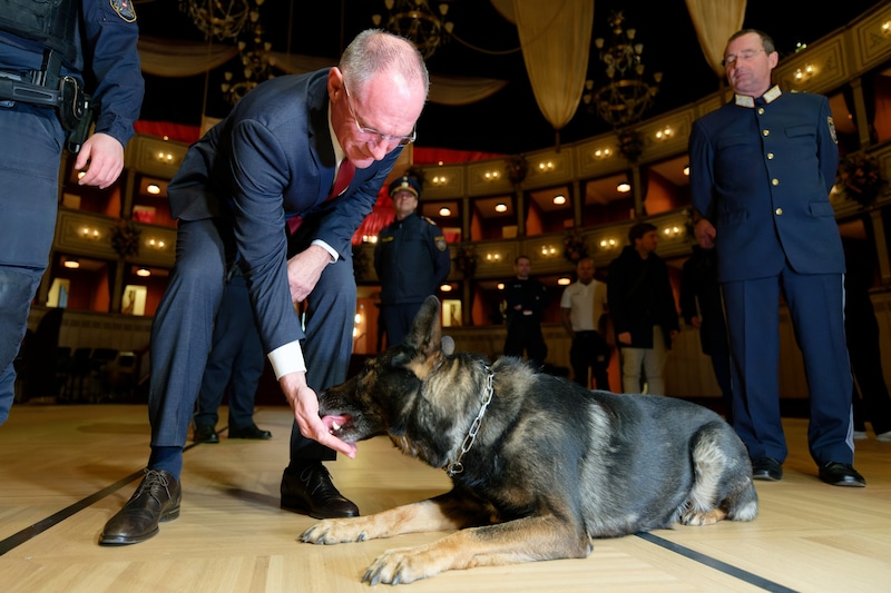 Innenminister Karner mit Spürhund in der Wiener Staatsoper. (Bild: MAX SLOVENCIK)