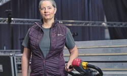 Sandra Standfest-Krempl führt sie eine Bühnenbau-Firma in Niederösterreich – mit 13 ...