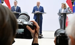 Andreas Babler, Christian Stocker und Beate Meinl-Reisinger präsentierten ihr ...