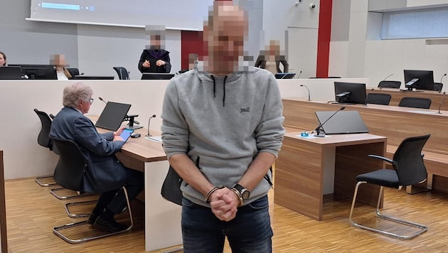 Auf dem Weg in die Zelle hielt der Sexualstraftäter in Handschellen vor seiner Schwester inne und stammelte plärrend: „Es tut mir so leid.“ (Bild: Harald Schume, Krone KREATIV)