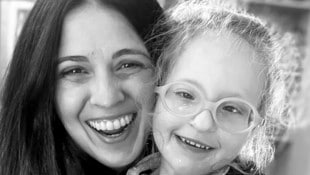 Monika Rammal mit ihrer Nichte Ella (Bild: zebrakinder.at)