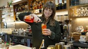 Ein freundliches Lächeln, eine nette Bedienung und ein guter Cocktail: Schon gibt man gerne ...