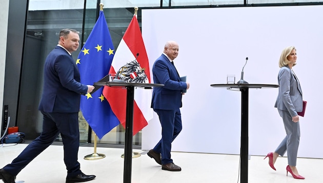 Die Chefverhandler der neuen Koalition: Andreas Babler (v. l.), Christian Stocker und Beate Meinl-Reisinger. (Bild: HANS KLAUS TECHT)