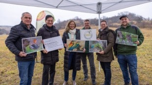 Günter Schmidt, Bürgermeister der Marktgemeinde Rohrbach bei Mattersburg, Gerald Hüller, Bürgermeister von Marz und Obmann-Stellvertreter des Naturparks, Landeshauptmann-Stellvertreterin Anja Haider-Wallner, Kurt Fischer, Obmann des Naturparks Rosalia-Kogelberg, Marlene Hrabanek-Bunyai, Geschäftsführerin des Naturparks Rosalia-Kogelberg und Julian Dorfmeister, Landwirtschaftlicher Leiter des Naturpark Rosalia-Kogelberg (Bild: LMS Bgld/ Wiesinger)