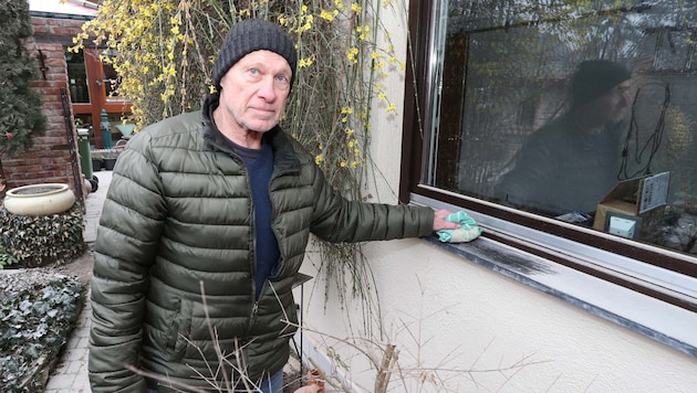 Kurt Puhl beim täglichen Putzen. (Bild: Reinhard Judt)