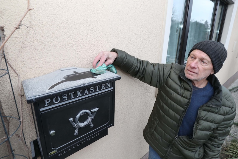 Ob Auto, Terrasse, Kommode oder der Postkasten: Alles liegt im Haus der Familie Puhl binnen eines Tages unter einer dicken Staubschicht, die vom Steinbruch kommt. (Bild: Reinhard Judt)