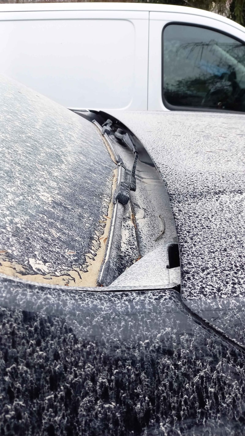 Ob Auto, Terrasse, Kommode oder der Postkasten: Alles liegt im Haus der Familie Puhl binnen eines Tages unter einer dicken Staubschicht, die vom Steinbruch kommt. (Bild: Reinhard Judt)