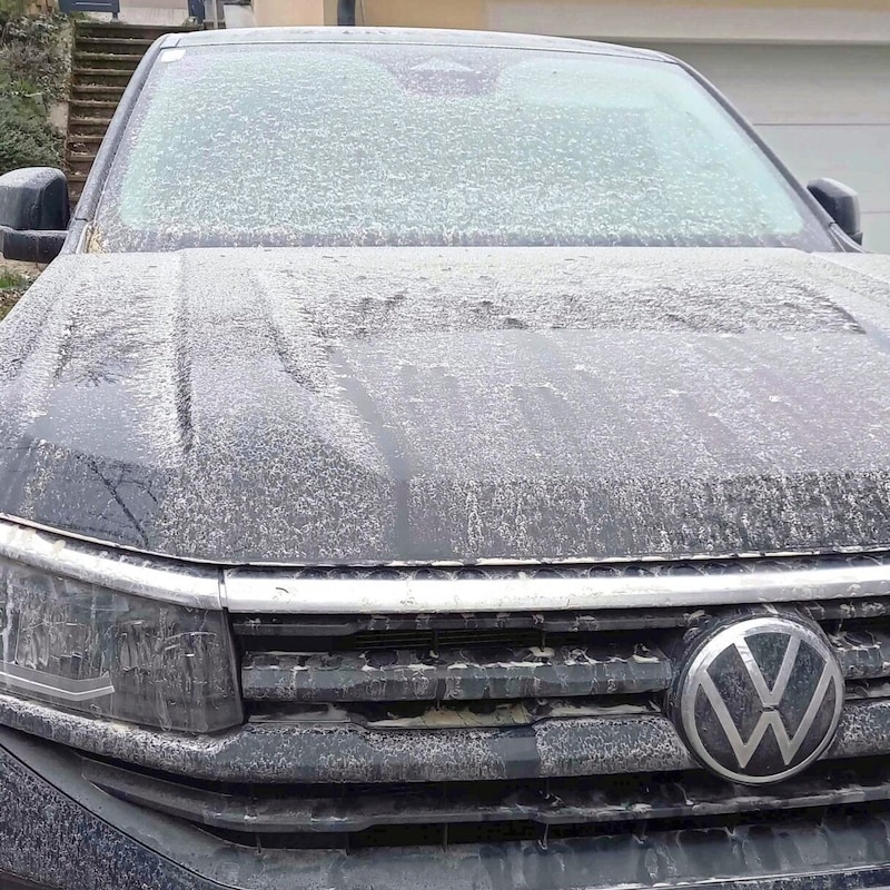 Ob Auto, Terrasse, Kommode oder der Postkasten: Alles liegt im Haus der Familie Puhl binnen eines Tages unter einer dicken Staubschicht, die vom Steinbruch kommt. (Bild: Reinhard Judt)